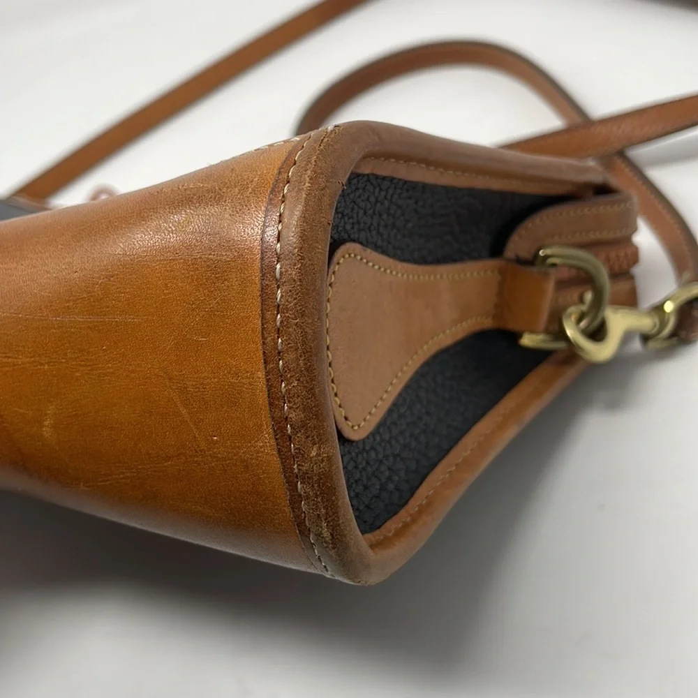 Vintage Dooney & Bourke Leather Crossbody🖤 - Picture 9 of 16